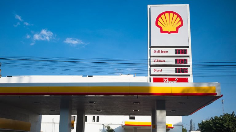 Tras regaño de AMLO, Shell y BP importarán gasolina a México desde Texas